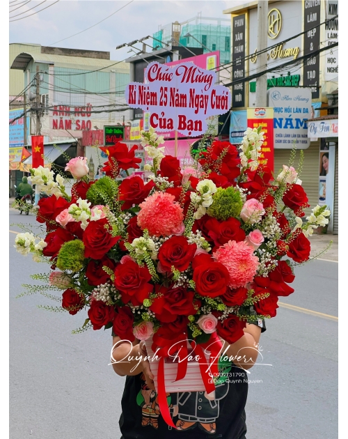 Giỏ hoa đỏ tặng khai trương, sinh nhật gần quận bình Thạnh 