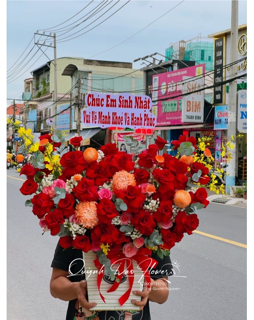 Giỏ hoa hồng đỏ mix lan vu nữ