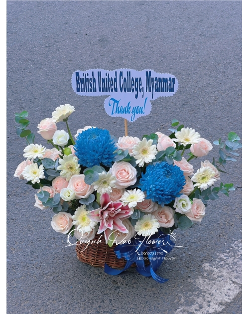 Giỏ hoa xanh dương để bàn