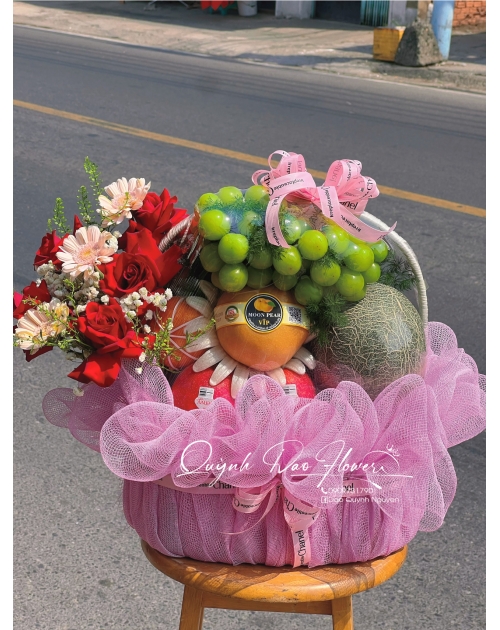 Giỏ trái cây kèm hoa