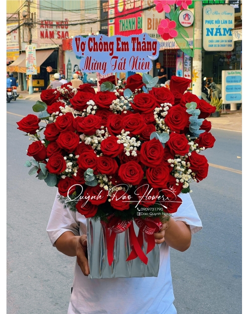 Bình hoa đỏ nhung