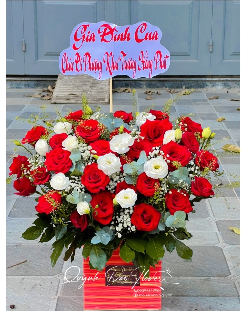 Giỏ hoa hồng đỏ mix cát tường trắng 