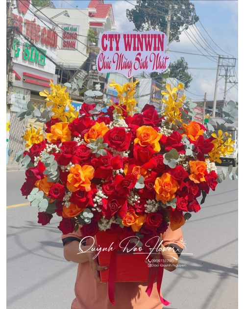 Giỏ hoa đỏ cam khổng lồ