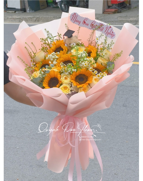Hoa  hướng dương 7 bông kèm gấu tốt nghiệp 