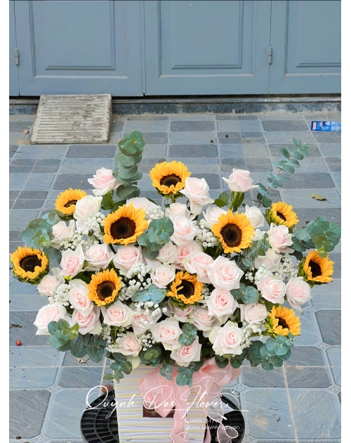 Giỏ hoa hướng dương mix hoa Hồng kem