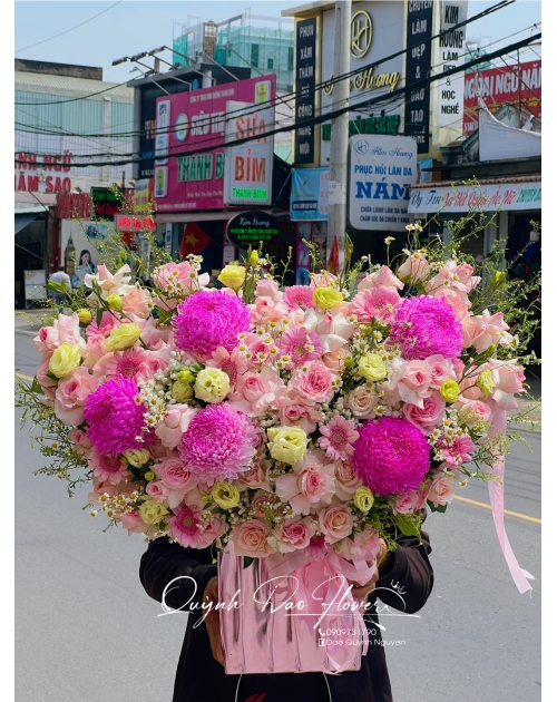 Giỏ hoa khổng lồ màu hồng mix cúc mẫu đơn 