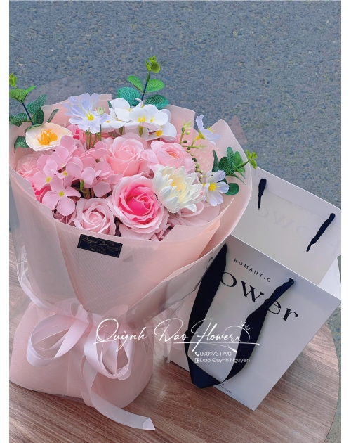 Bo hoa sáp mix màu hồng kèm túi sang trọng 