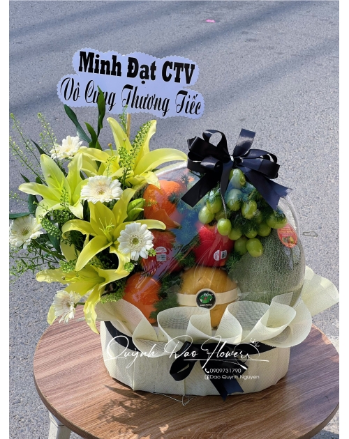 Giỏ trái cây viếng hoa ly vàng 
