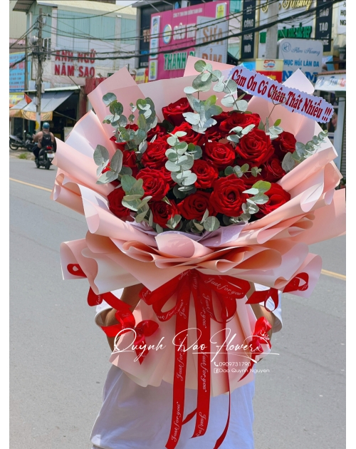 Bó hoa hồng đỏ bánh bèo