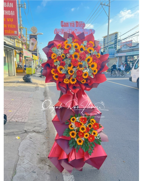 Kệ khai trương hoa hướng dương đồng tiền 