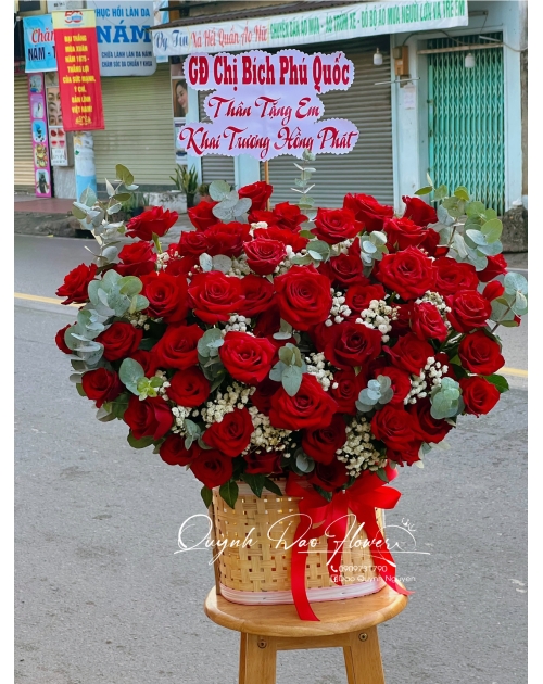 Giỏ hoa đỏ khổng lồ