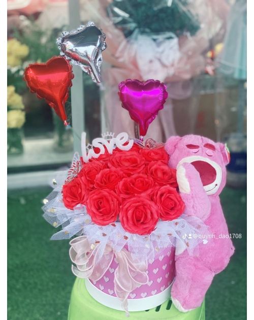 Gấu dâu ôm hoa
