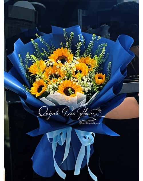 Bó hoa hướng dương gói giấy xanh dương 