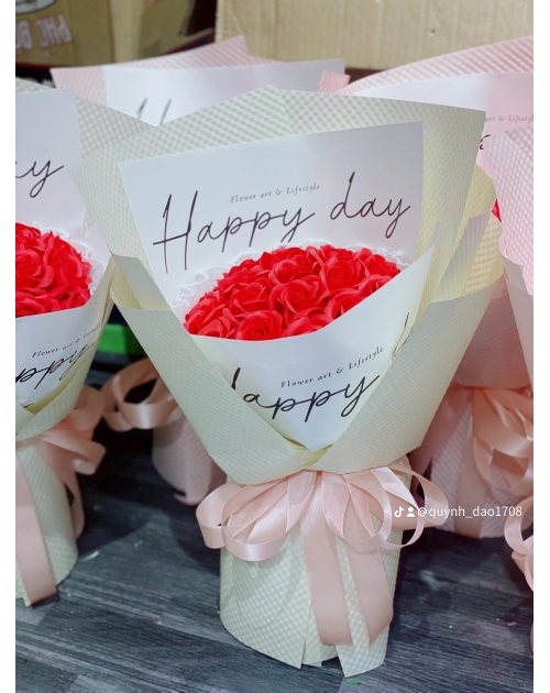 Bó hoa đỏ đơn giản dành tặng bạn gái