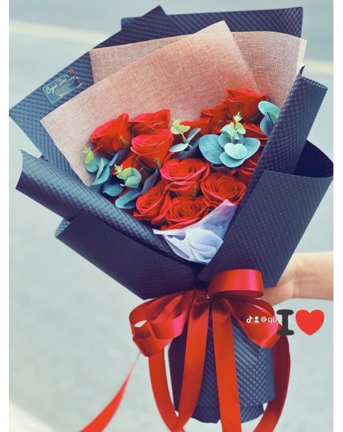 Bó hoa sáp đỏ đơn giản sang trọng 
