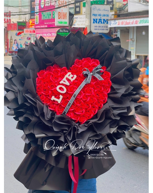 Bó hoa trái tim công chúa màu đen tặng 8/3