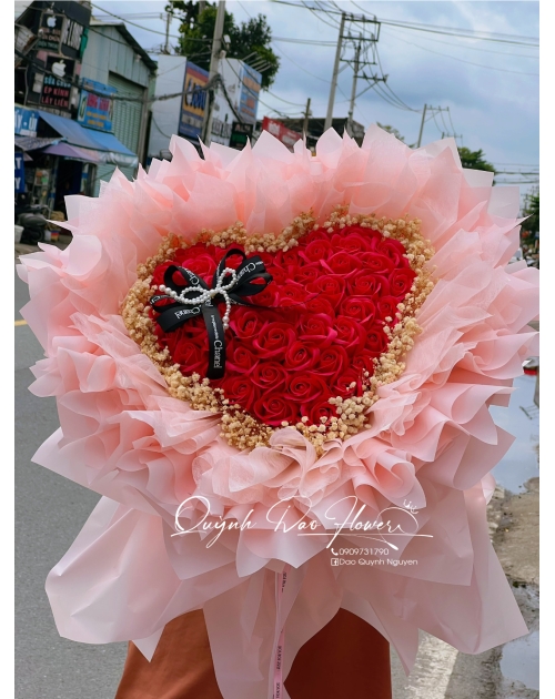 Bó hoa trái tim viền baby hồng 
