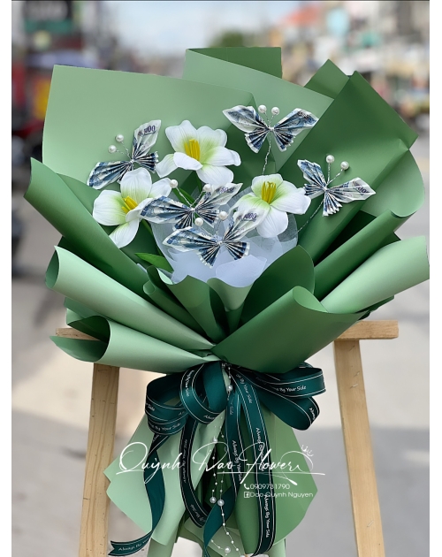 Bó hoa tiền cánh bướm xanh lá
