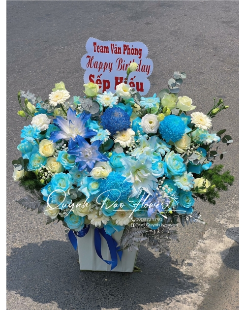 Giỏ hoa xanh dương tặng sếp nam