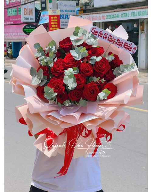 Bó hoa hồng đỏ bánh bèo