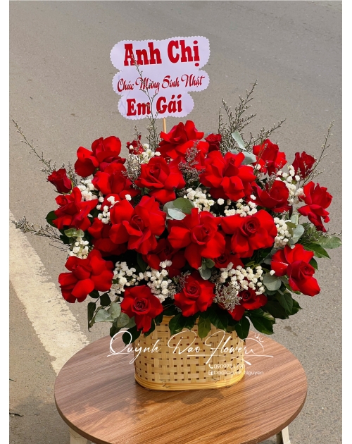 Giỏ hoa đỏ