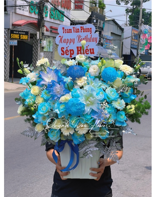 Giỏ hoa xanh dương tặng sếp nam