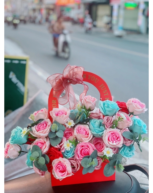 Giỏ hoa sáp để bàn dễ thương 