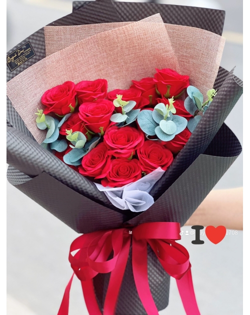 Bó hoa sáp đỏ đơn giản sang trọng  gần quận 2