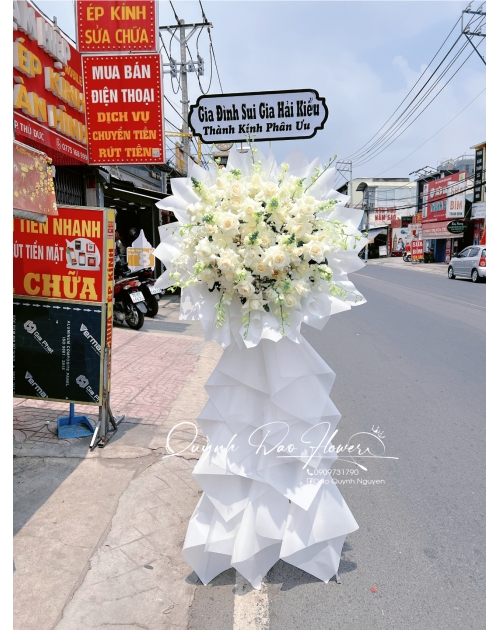 Kệ viếng hoa hồng trắng tại Thủ Đức