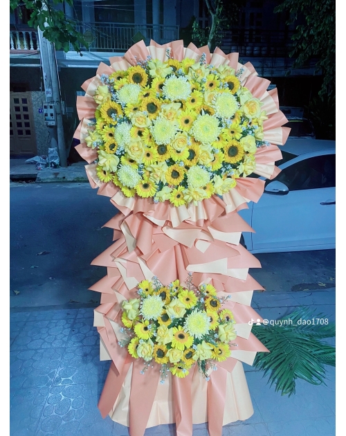 Kệ hoa khai trương tone màu vàng sang trọng 