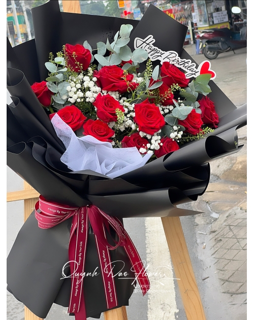 Bó hoa hồng nhung phối giấy đen sang trọng 