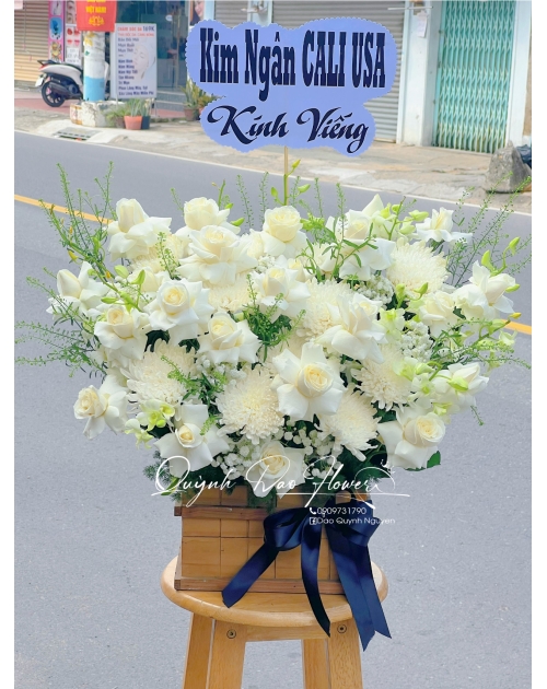 Lẵng hoa viếng hồng trắng 
