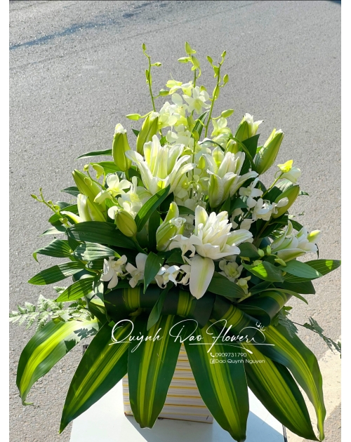 Giỏ hoa ly và lan trắng 