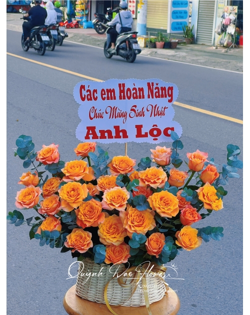 Giỏ hoa chúc mừng màu cam