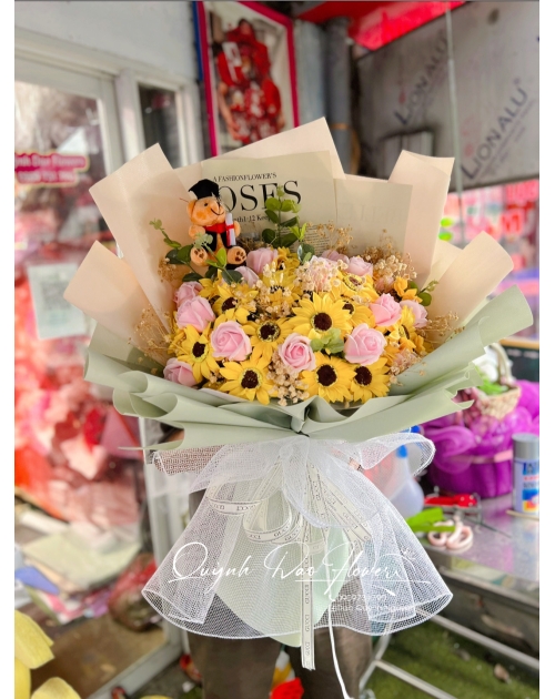Bó hoa hướng dương mix hoa hồng sáp kèm gấu tốt nghiệp 
