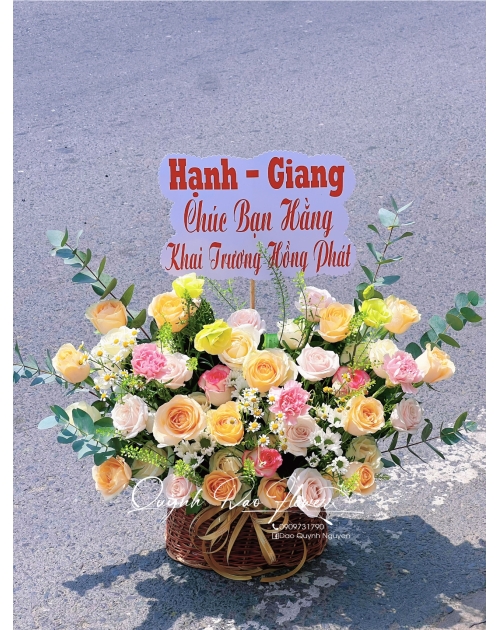 Giỏ hoa nhỏ tone trắng vàng 