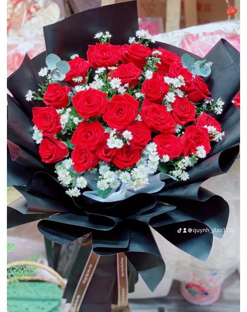 Bó hoa Hồng tone đỏ đen sang trọng 