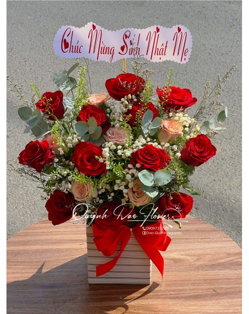 Giỏ hoa mừng sinh nhật mẹ màu đỏ