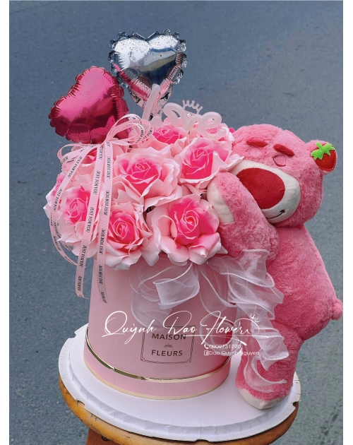 Hoa và gấu dâu, gấu ôm hoa