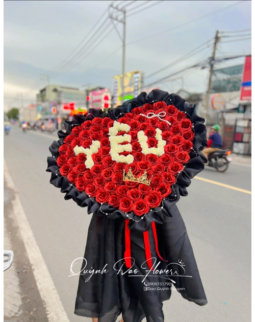 Bó hoa trái tim chữ yêu 
