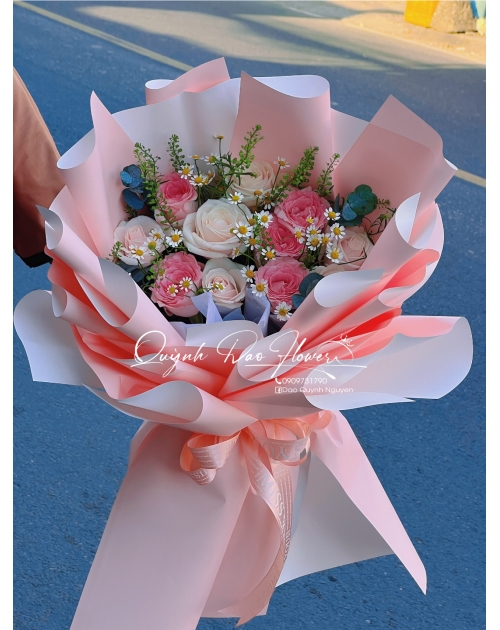 Bó hoa tươi tone hồng nhỏ xinh