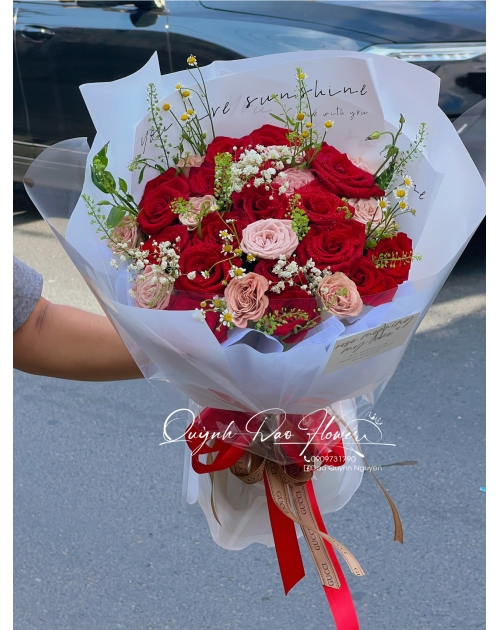 Bó hoa hồng đỏ mix capuchino 