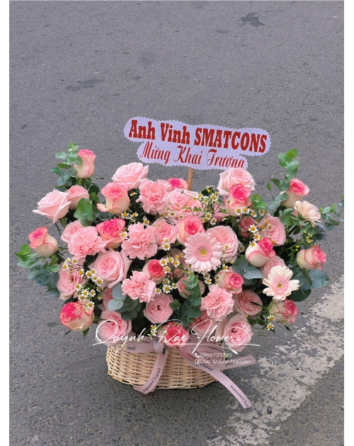 Giỏ hoa để bàn màu hồng 