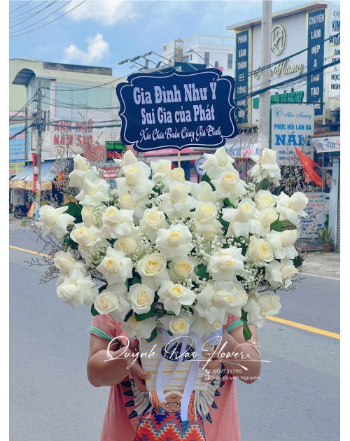 Giỏ hoa hồng trắng  tại Thuận An