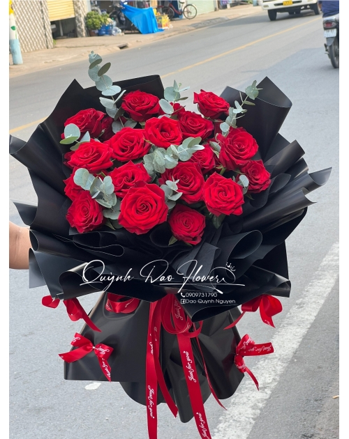 Bó hoa đỏ đen sang trọng tại quận 1