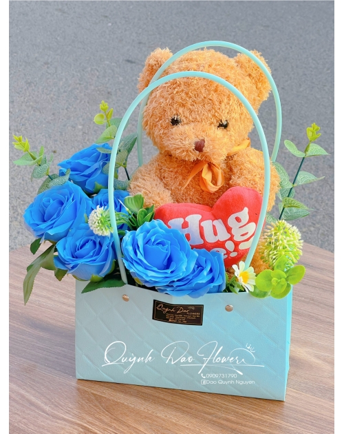 Giỏ hoa sáp kèm gấu 