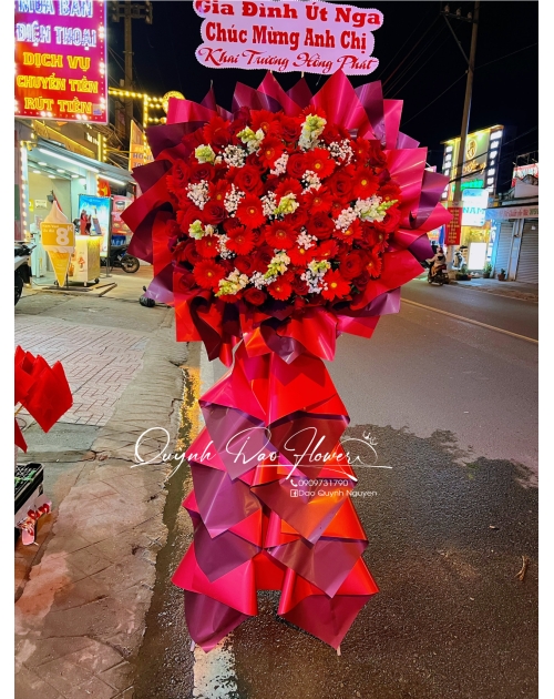 Kệ khai trương gần chợ Đồng an