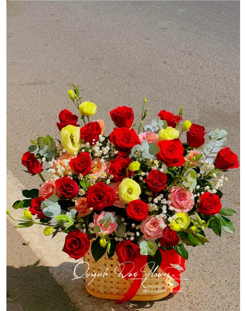 Giỏ hoa hồng đỏ mix cát tường 