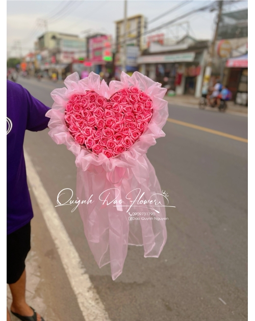 Bó hoa trái tim màu hồng