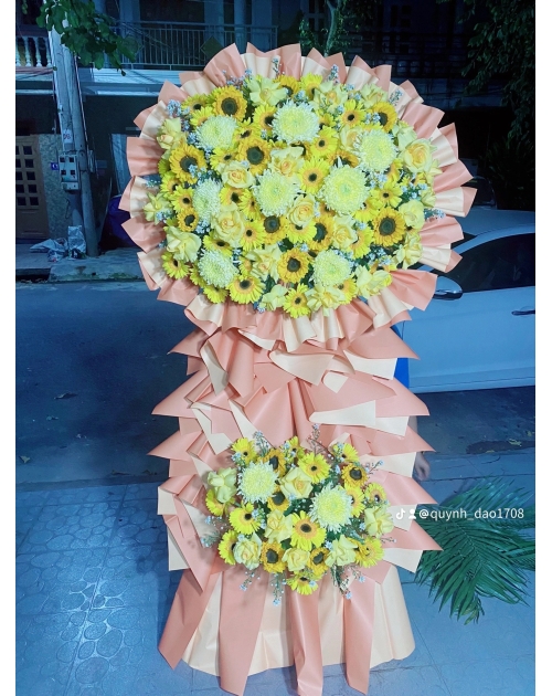 Kệ hoa khai trương tone màu vàng sang trọng 
